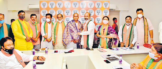 గ్రేటర్ లో 100 సీట్ల గెలుపుపై బీజేపీ దృష్టి 
