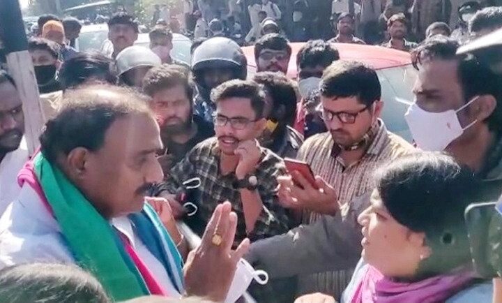ప్రశ్నించిన వ్యక్తిపై చేయిచేసుకున్న ఎమ్యెల్యే  