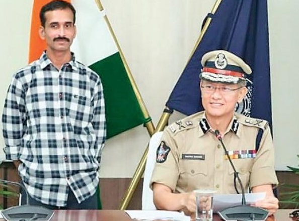 డీజీపీ గౌతమ్ సవాంగ్ ఎదుట లొంగిపోయిన మావోయిస్టు