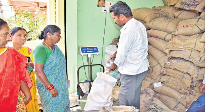 నేటి నుంచి తెలంగాణాలో `కేంద్రం’ బియ్యం పంపిణీ నేటి నుంచి తెలంగాణాలో `కేంద్రం’ బియ్యం పంపిణీ