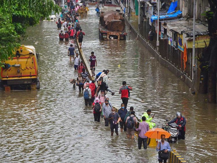 ముంబైలో భారీ వర్షాలతో జలవిలయం…33 మంది మృతి ముంబైలో భారీ వర్షాలతో జలవిలయం…33 మంది మృతి