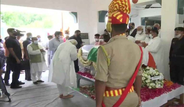కళ్యాణ్ సింగ్కు నివాళులర్పించిన ప్రధాని మోదీ కళ్యాణ్ సింగ్కు నివాళులర్పించిన ప్రధాని మోదీ