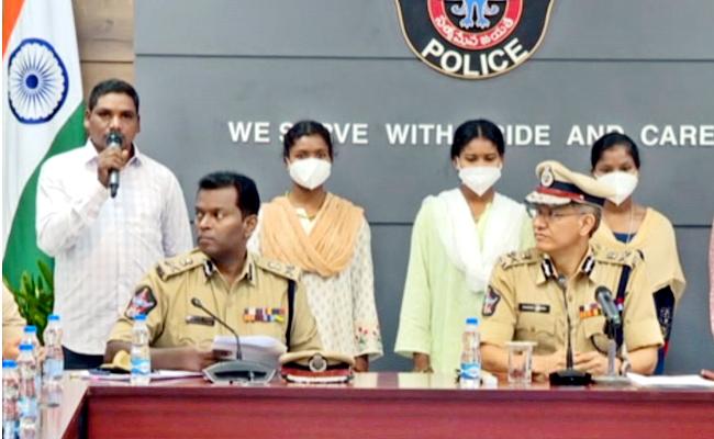 ఆరుగురు మావోయిస్టు కీలక నేతల లొంగుబాటు