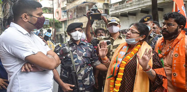 భవానీపూర్ లో టీఎంసీ నేతలు బూత్ ల ఆక్రమణ