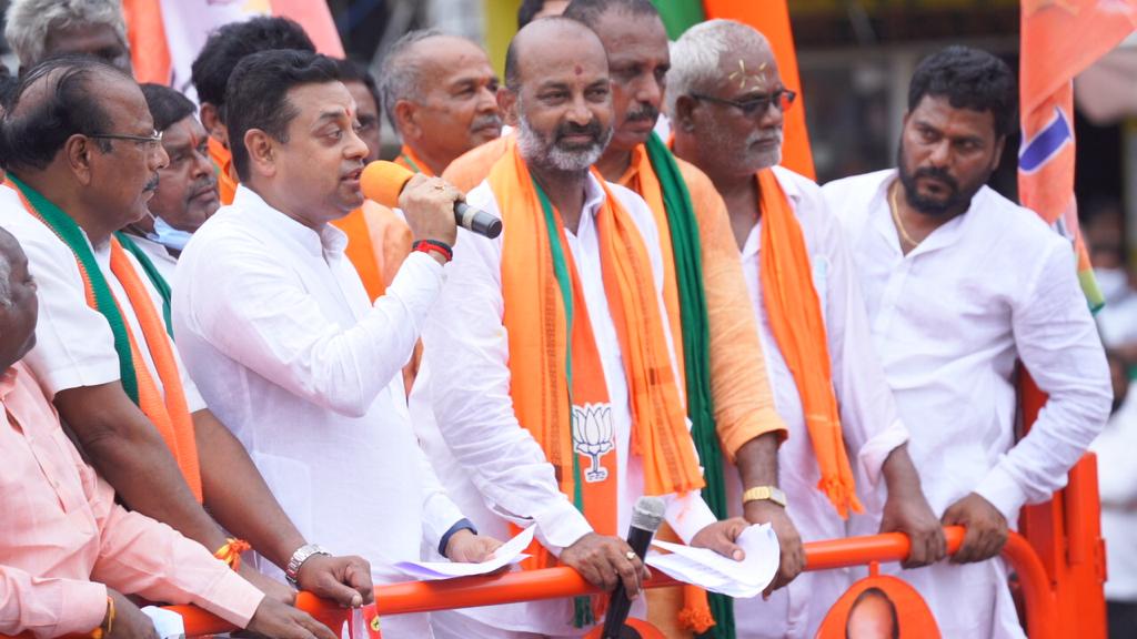 నీ బిడ్డ ఓడినా ఎమ్యెల్సీ చేసావు…. నిరుద్యోగులను ఏం చేసావు? నీ బిడ్డ ఓడినా ఎమ్యెల్సీ చేసావు…. నిరుద్యోగులను ఏం చేసావు?