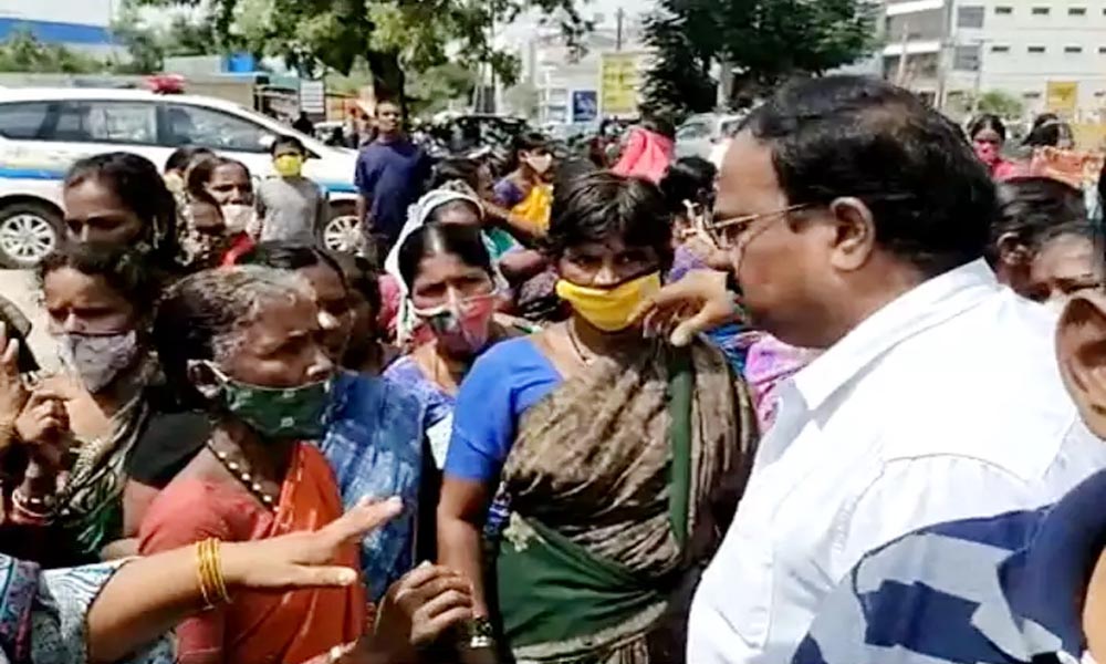 దీక్షకు తీసుకొచ్చి కూలీలకు డబ్బులివ్వలే…. షర్మిల అరెస్ట్ 