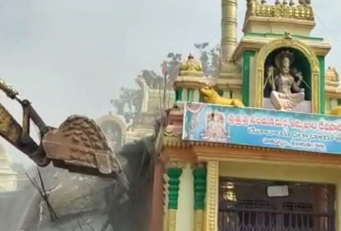 నీలమణిదుర్గ ఆలయ ప్రహరీ, సింహద్వారం కూల్చివేత