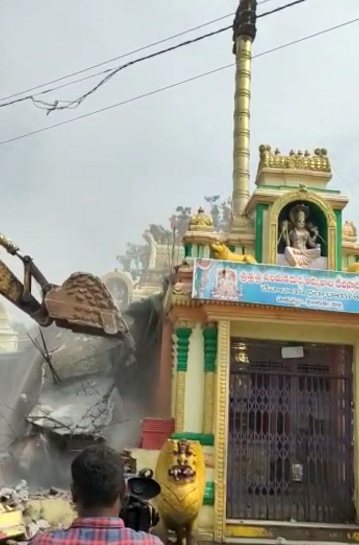 నీలమణిదుర్గ ఆలయ ప్రహరీ, సింహద్వారం కూల్చివేత