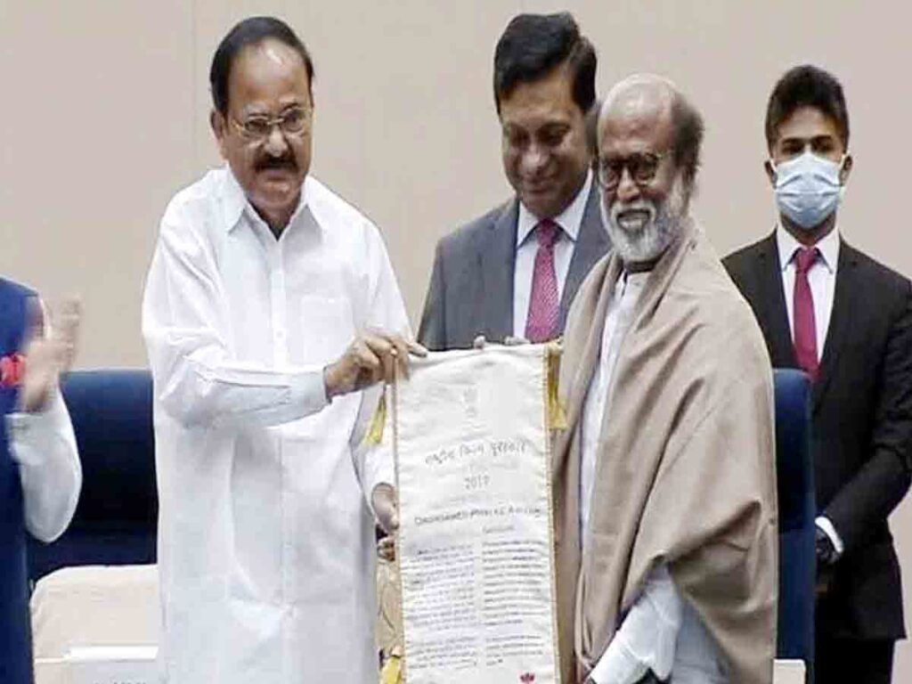 దాదా సాహెబ్ ఫాల్కే అవార్డ్ అందుకున్న రజనీకాంత్ దాదా సాహెబ్ ఫాల్కే అవార్డ్ అందుకున్న రజనీకాంత్