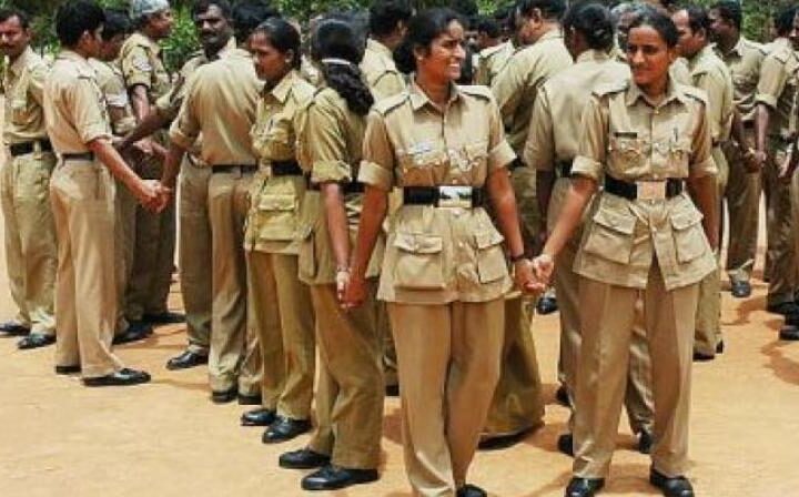 మహిళ సంరక్షణ కార్యదర్శులను పోలీసులనడంపై పిల్