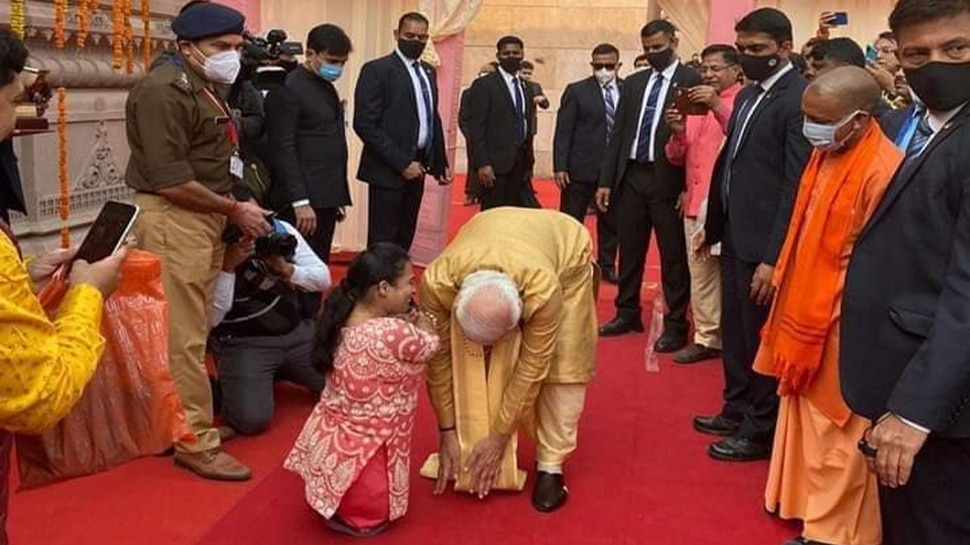 దివ్యాంగురాలి పాదాల‌కు మొక్కిన‌ ప్ర‌ధాని మోదీ