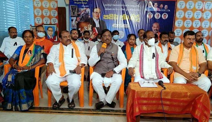 కేసీఆర్ వాఖ్యలకు నిరసనగా బిజెపి నేతల భీం దీక్ష 