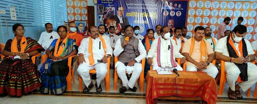 కేసీఆర్ వాఖ్యలకు నిరసనగా బిజెపి నేతల భీం దీక్ష కేసీఆర్ వాఖ్యలకు నిరసనగా బిజెపి నేతల భీం దీక్ష