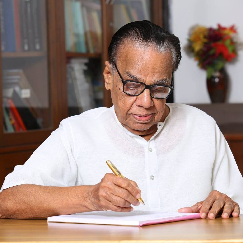 హెచ్వి హండే, వీరప్ప మొయిలీలను జీవిత సాఫల్య అవార్డు హెచ్వి హండే, వీరప్ప మొయిలీలను జీవిత సాఫల్య అవార్డు