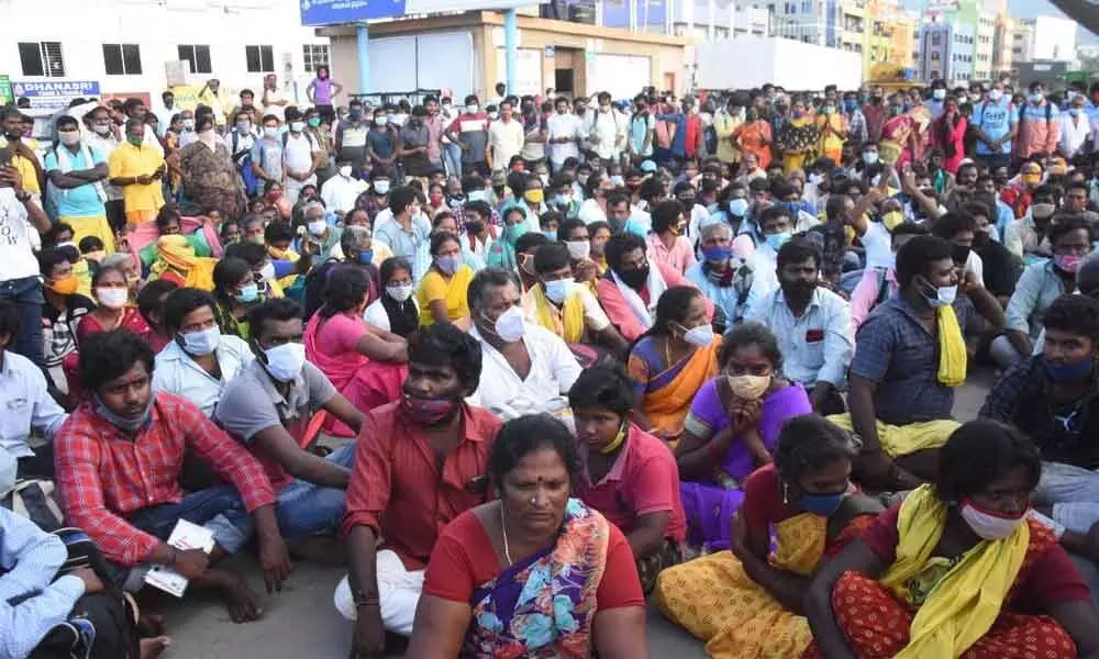గోవింద నామ స్మరణతో వెంకన్న భక్తుల నిరసన
