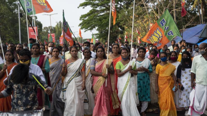 పాదయాత్రలు, ఊరేగింపులపై నిషేధం ఎత్తివేత పాదయాత్రలు, ఊరేగింపులపై నిషేధం ఎత్తివేత