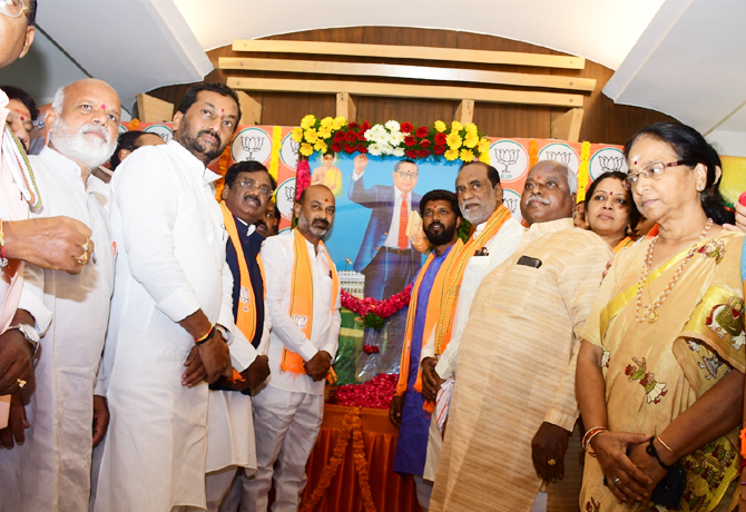 కేసీఆర్ అవినీతి ప్రభుత్వాన్ని గద్దె దించుతాం కేసీఆర్ అవినీతి ప్రభుత్వాన్ని గద్దె దించుతాం