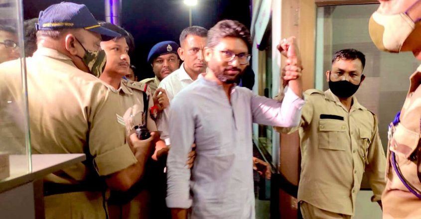 వివాదాస్పద ట్వీట్.. జిగ్నేశ్ మేవానీ అరెస్ట్