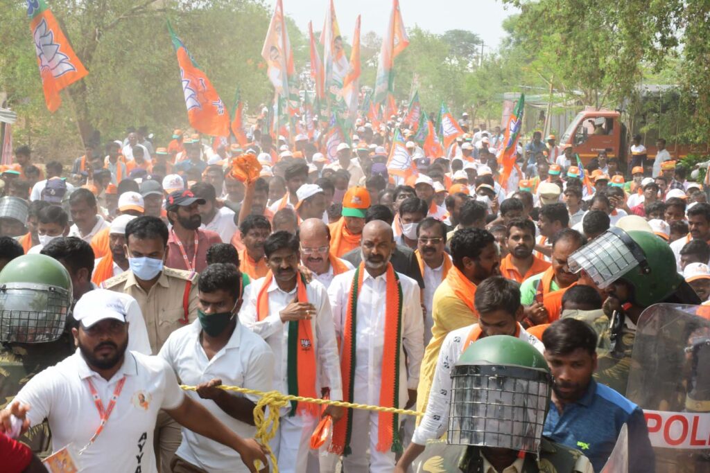 మీకొచ్చిన పదవులు బీజేపీ పెట్టిన భిక్షయే! మీకొచ్చిన పదవులు బీజేపీ పెట్టిన భిక్షయే!