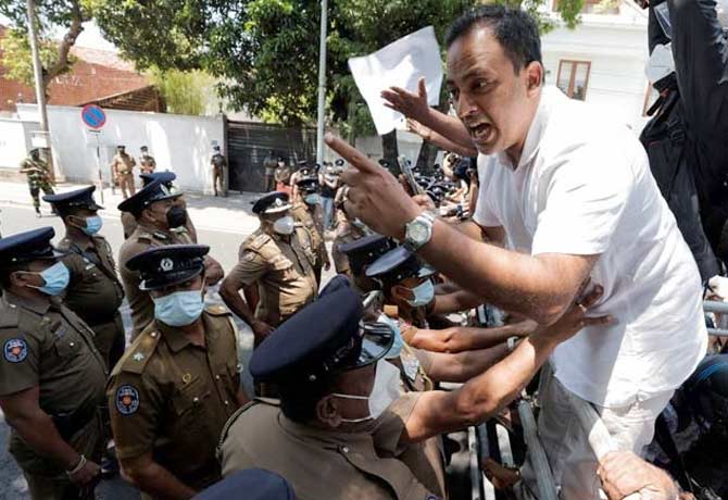 శ్రీ లంకలో ఎమర్జెన్సీపై ప్రతిపక్షాల నిరసన