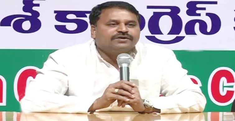 కాంగ్రెస్ లో భగ్గుమన్న కుమ్ములాటలు … దయాకర్ పై దాడి!