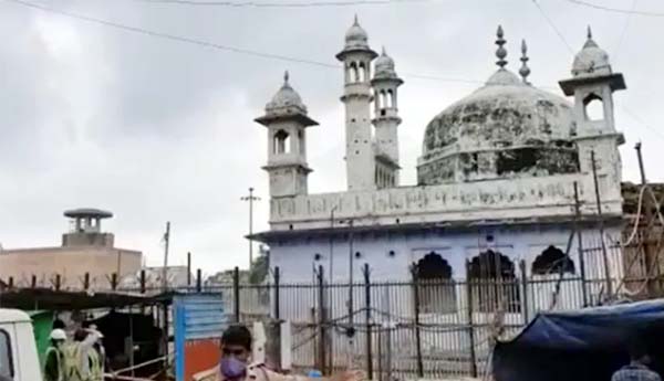కాశీ దేవాలయం పక్కన ఉన్న మసీదులో తనిఖీలు