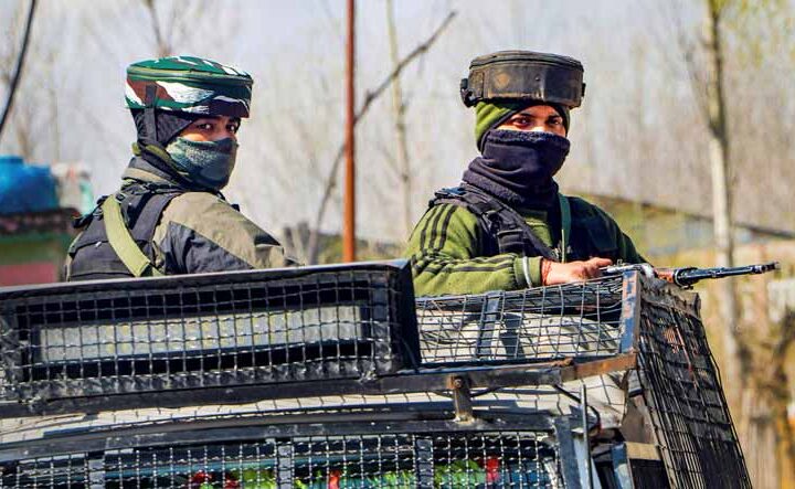 పాక్ కు చదువు పేరుతో వెళ్లి ఉగ్రవాదులుగా మారుతున్న కాశ్మీర్ యువత