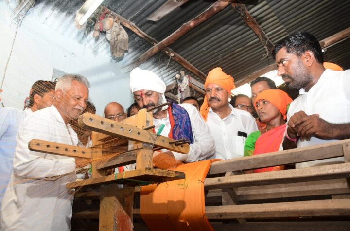 ఒవైసీకి బొట్టు పెట్టి ‘జై శ్రీరాం’ అన్పించే దమ్ముందా?