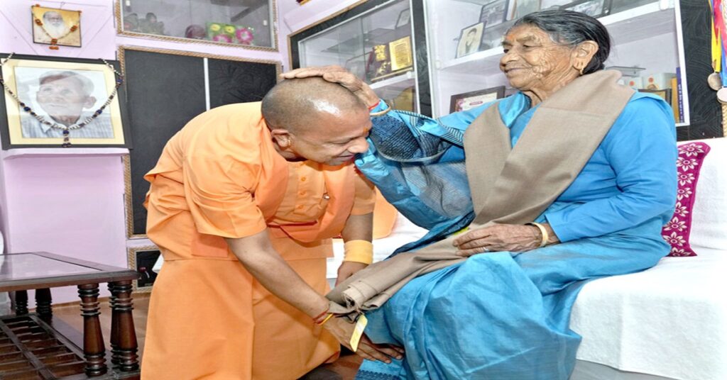 యూపీకి రాజైనా అమ్మకు కొడుకే
