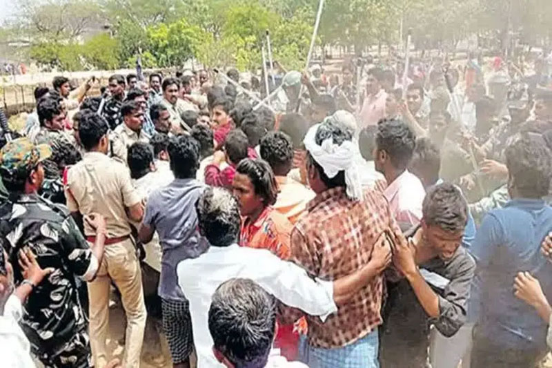 గుడాటిపల్లి భూ నిర్వాసితులపై మరోసారి పోలీసు లాఠీ గుడాటిపల్లి భూ నిర్వాసితులపై మరోసారి పోలీసు లాఠీ