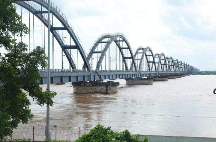 గోదావరి ఆర్చ్ వంతెనపై గరిష్ఠ వేగాన్ని పెంచిన దక్షిణ మధ్య రైల్వే 