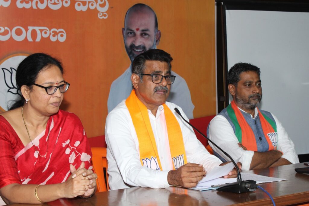 `క్లౌడ్ బరస్ట్ కుట్ర’ ఆధారాలుంటే కేసీఆర్ బయటపెట్టాలి