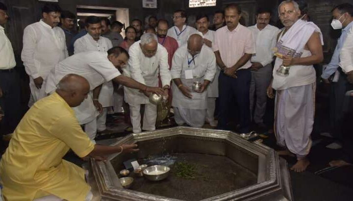 ముస్లిం మంత్రితో ఆలయ గర్భ గుడిలో నితీష్ పూజలపై దుమారం 