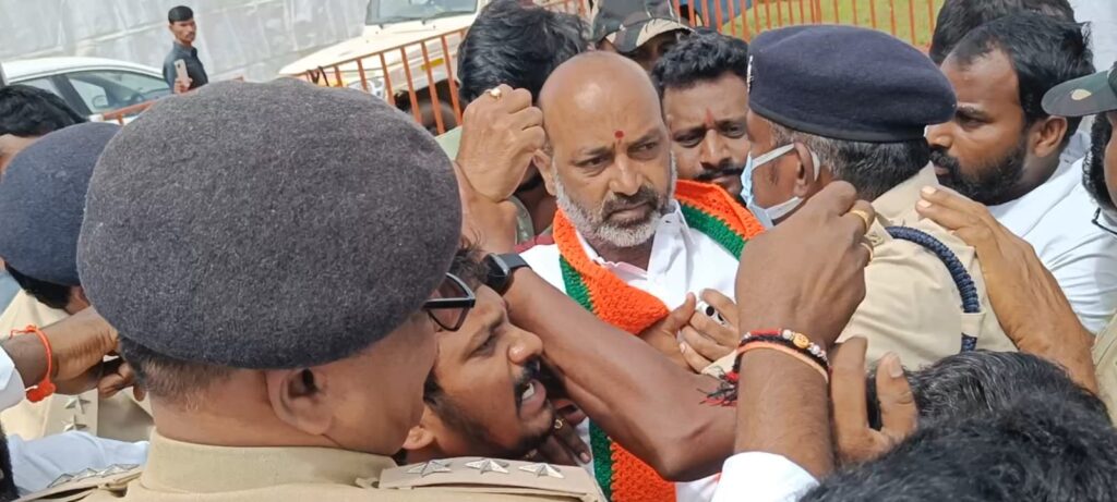 సంజయ్ పాదయాత్ర నిలిపివేయాలంటూ పోలీసుల నోటీసులు సంజయ్ పాదయాత్ర నిలిపివేయాలంటూ పోలీసుల నోటీసులు