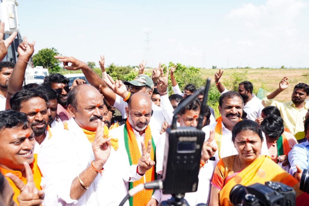 ప్రజాకోర్టులో కేసీఆర్ను, టీఆర్ఎస్ ను దోషిగా నిలబెట్టడానికే పాదయాత్ర ప్రజాకోర్టులో కేసీఆర్ను, టీఆర్ఎస్ ను దోషిగా నిలబెట్టడానికే పాదయాత్ర