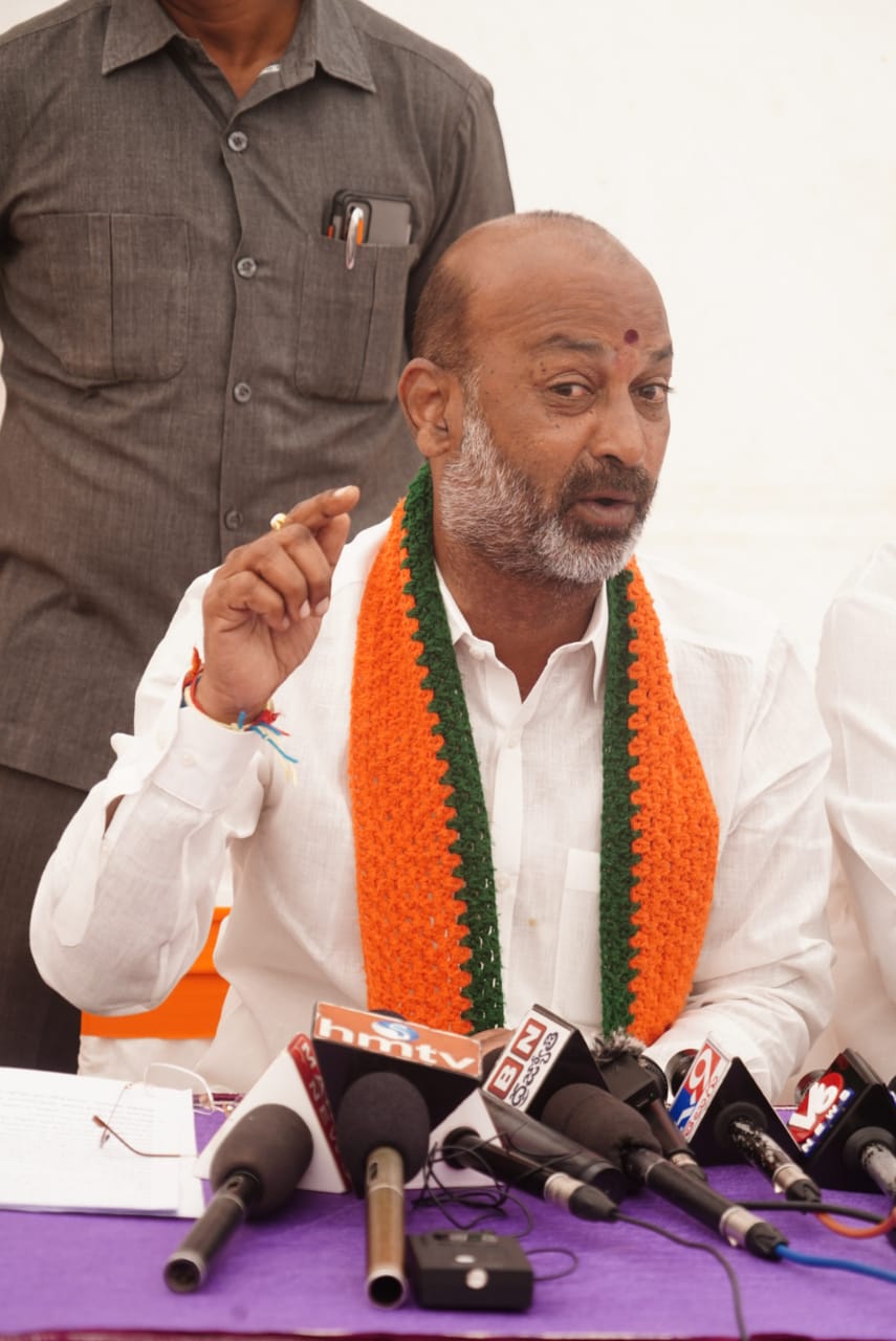 ఈద్గా ప్రార్థనల కోసం అటవీ భూమి .. బండి అభ్యంతరం ఈద్గా ప్రార్థనల కోసం అటవీ భూమి .. బండి అభ్యంతరం