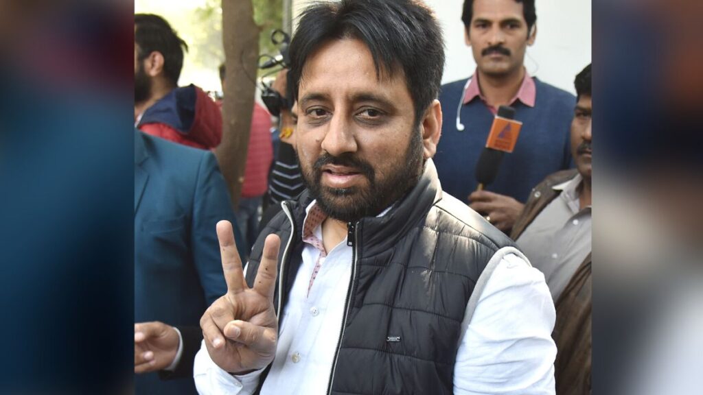 ఆప్‌ ఎమ్మెల్యే ఇంట్లో రూ 12 లక్షలు నగదు, పిస్టల్ స్వాధీనం.. అరెస్ట్