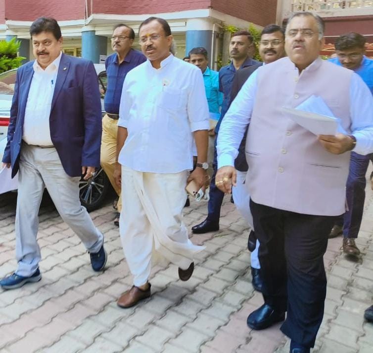 మునుగోడులో 25 వేల నకిలీ ఓట్లు .. బీజేపీ ఫిర్యాదు మునుగోడులో 25 వేల నకిలీ ఓట్లు .. బీజేపీ ఫిర్యాదు