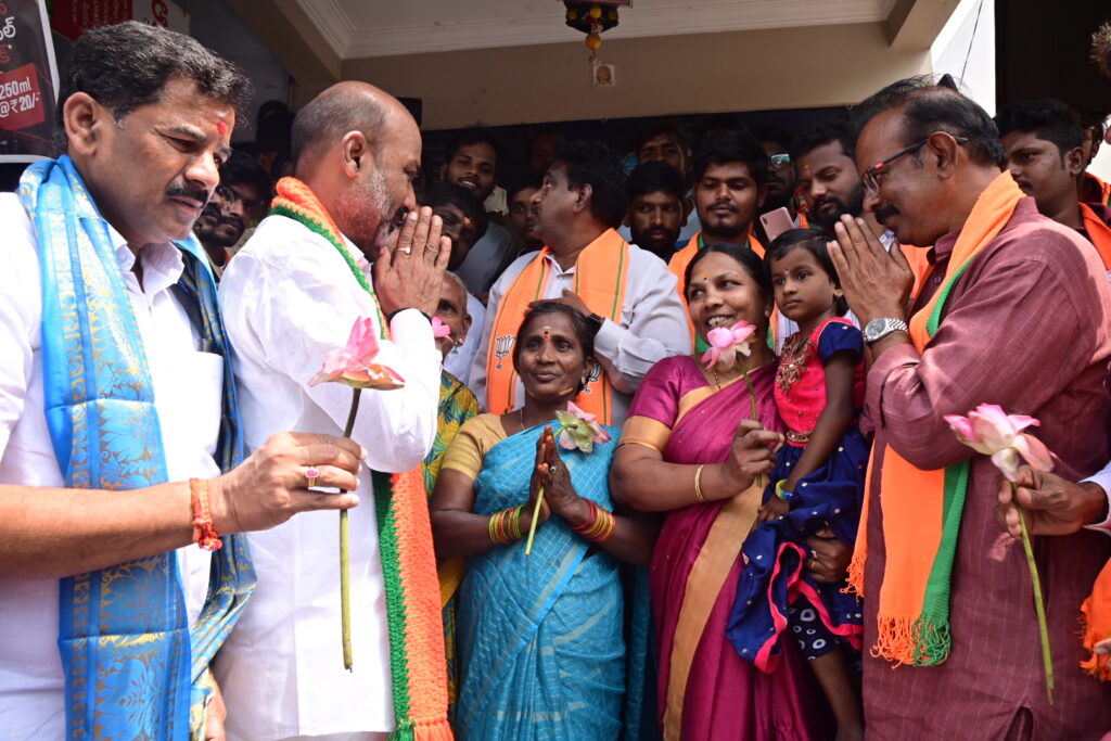 కమలం పూలతో ఇంటింటా సంజయ్ వినూత్న ప్రచారం కమలం పూలతో ఇంటింటా సంజయ్ వినూత్న ప్రచారం