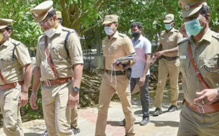 ఐసిస్ కరపత్రాలు, బాంబు తయారీ నోట్స్ తో ఓ వ్యక్తి అరెస్ట్