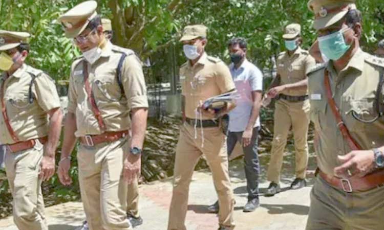 ఐసిస్ కరపత్రాలు, బాంబు తయారీ నోట్స్ తో ఓ వ్యక్తి అరెస్ట్ ఐసిస్ కరపత్రాలు, బాంబు తయారీ నోట్స్ తో ఓ వ్యక్తి అరెస్ట్