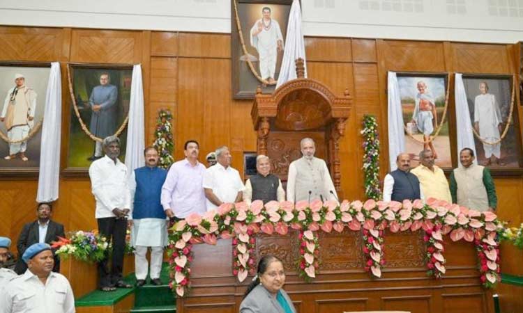 బెళగావి సువర్ణ విధాన సౌధలో సావర్కర్, పటేల్ చిత్రపటాలు బెళగావి సువర్ణ విధాన సౌధలో సావర్కర్, పటేల్ చిత్రపటాలు