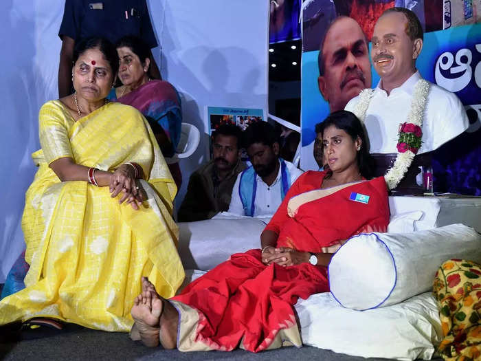 వైఎస్ షర్మిల ఆమరణ నిరాహార దీక్ష భగ్నం వైఎస్ షర్మిల ఆమరణ నిరాహార దీక్ష భగ్నం
