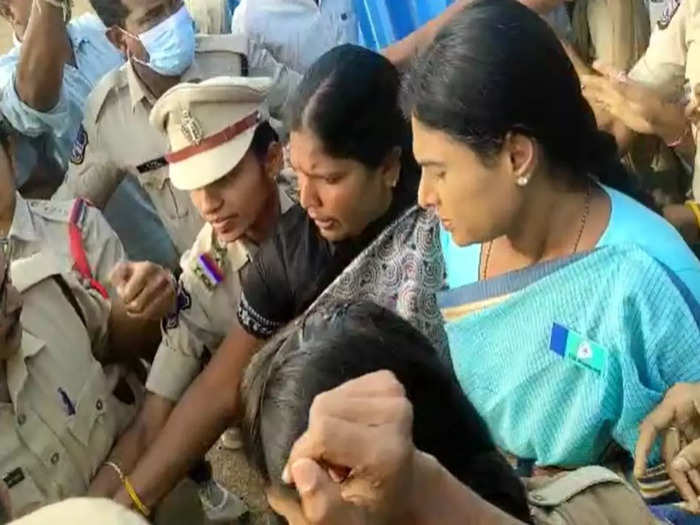 మహబుబాబాద్‌లో వైఎస్ షర్మిల అరెస్ట్