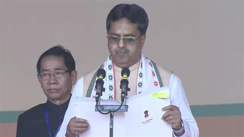 త్రిపుర సీఎంగా మాణిక్ సాహా ప్రమాణ స్వీకారం త్రిపుర సీఎంగా మాణిక్ సాహా ప్రమాణ స్వీకారం