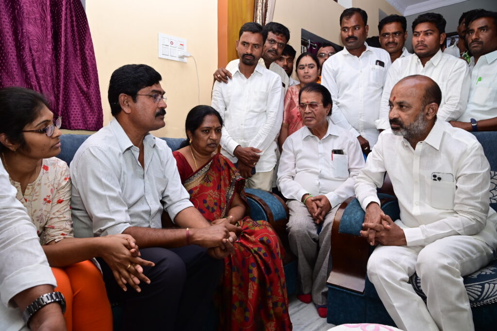 ప్రీతి మృతదేహాన్ని నిమ్స్ తరలించి చికిత్స డ్రామాలాడారు