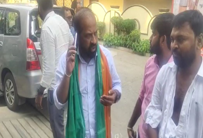 బీజేపీ నేత సత్యకుమార్ కాన్వాయ్ పై రాళ్ల దాడి