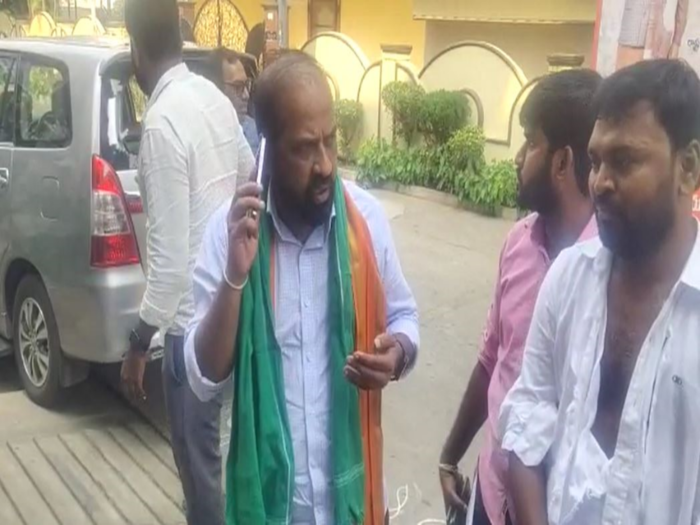బీజేపీ నేత సత్యకుమార్ కాన్వాయ్ పై రాళ్ల దాడి