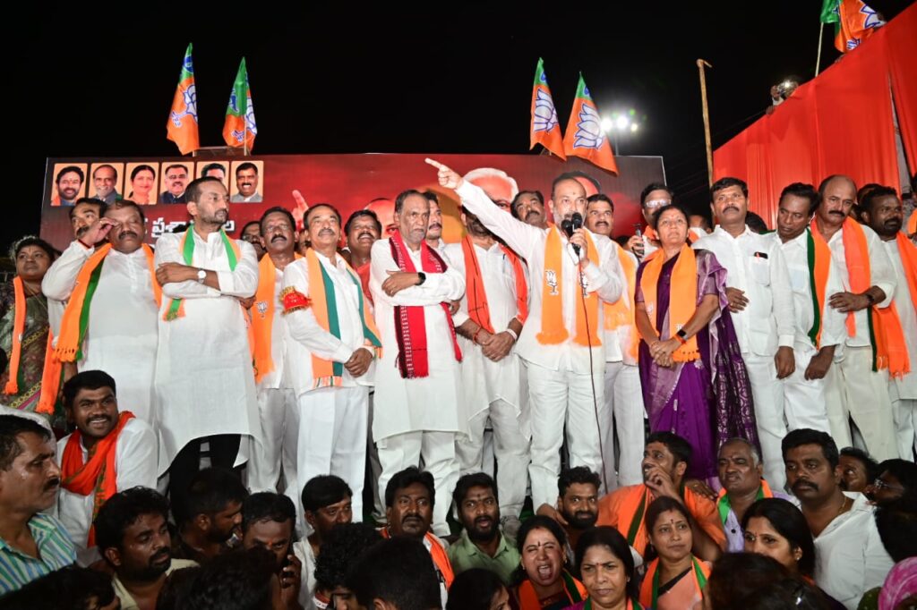 అధికారంలోకి వచ్చిన తొలిరోజే ఖాళీ పోస్టుల భర్తీపై తొలి సంతకం అధికారంలోకి వచ్చిన తొలిరోజే ఖాళీ పోస్టుల భర్తీపై తొలి సంతకం