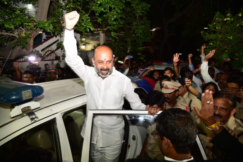 బండి సంజయ్కు 14 రోజుల రిమాండ్ బండి సంజయ్కు 14 రోజుల రిమాండ్